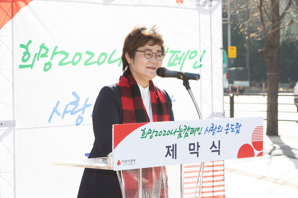 고양시의회 이윤승 의장은 11월 29일 백석동 고양종합터미널 앞 광장에서 개최된‘사랑의 온도탑’제막식에 참석해 관계자들을 격려하고 모금목표액이 달성되기를 기원했다. (사진제공=고양시의회)