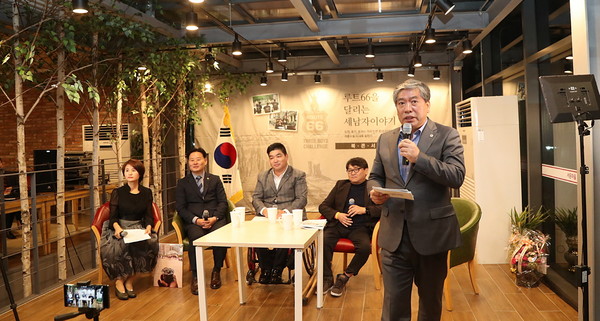 송한준 의장은 지난 28일 경기도기숙사 구내 카페에서 열린 ‘루트66을 달리는 세 남자 이야기’ 북콘서트에서 최근 미국 자동차 여행을 마치고 책을 펴낸 최종현 의원(더민주, 비례)과 김춘봉 씨(51), 서동수 씨(54) 등 ‘세 남자’의 도전과 성취에 대해 이야기를 나눴다. (사진제공=경기도의회)