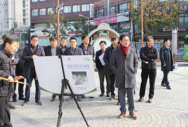 평택시가 지난 30일 신평·안정지역 도시재생 및 원도심 활성화 방안 마련을 위해 의정부 행복로 문화의 거리와 제일시장을 견학했다. (사진제공=평택시청)