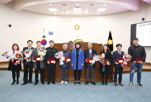 하남시의회는 2일 오전 제287회 정례회 본회의를 열고 오는 20일까지 19일간의 일정에 돌입했다. 이날 정례회 본회의에 앞서 2019년 하남시 의회대상을 시상하고 의정발전에 공헌해 온 수상자들을 격려했다. (사진제공=하남시의회)