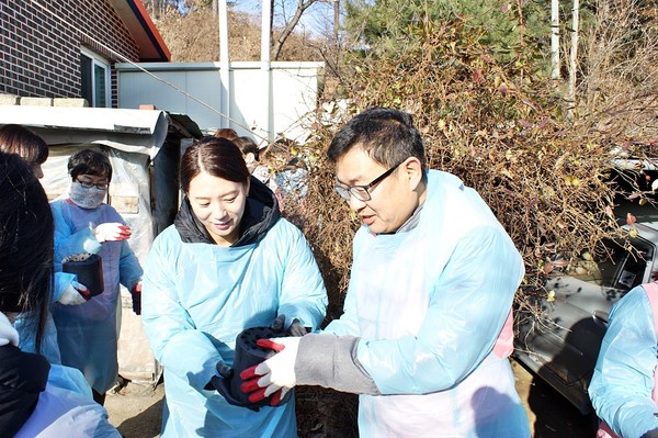 겨울철 어려운 이웃을 위해 연탄배달을 하고 ㅇ있는 포천병원 임직원들. (사진제공=포천의료원)
