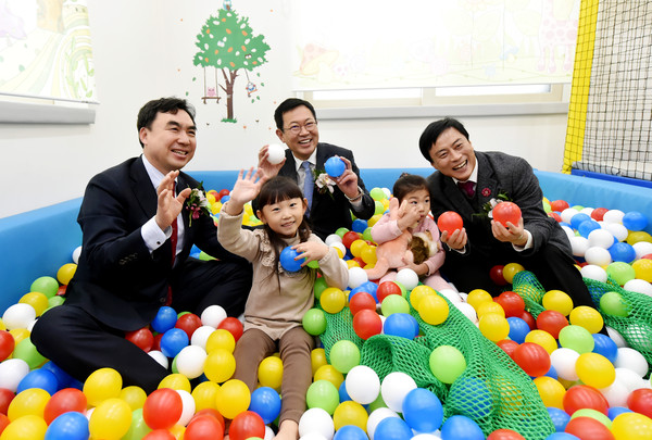 박남춘 인천광역시장이 2일 남동구 서창동 꿈에그린아파트에서 열린 '아이사랑꿈터 1호점 개소식'에서 시설을 살펴보고 있다. (사진제공=인천시청)