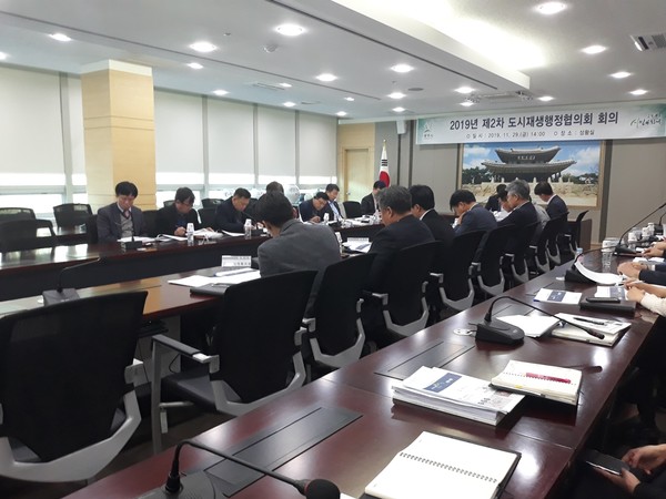 광주시 ‘도시재생행정협의회’가 지난 29일 시청 상황실에서 이석범 부시장을 비롯한 관련 부서장과 경기도시공사, 광주도시관리공사 관계자 등 50여명이 참석한 가운데 개최됐다. (사진제공=광주시청)