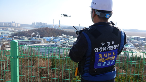 한강청과 대기환경청에 따르면 미세먼지 계절관리제 기간인 지난 1일부터 내년 3월까지 정부합동 ‘미세먼지 고농도 시기 대응 특별대책’의 일환으로 점검을 벌인다.