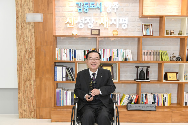 이성호 양주시장이 ‘제1회 나눔과 배려 복지대상’에서 지역발전 부문 기초단체 대상을 수상했다. (사진제공=양주시청)