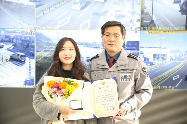 포천경찰서는 차량절도 및 마약사범을 검거하는데 기여 한 포천시 CCTV 스마트안심센터 모니터링 요원을 ‘우리 동네 시민경찰’로 선정했다. (사진제공=포천경찰서)