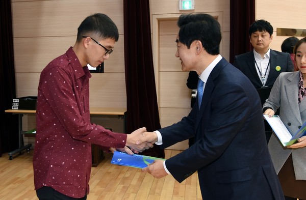 의정부시는 12월 2일 실·과·소 및 동 주민센터와 관내 사회복지시설에서 복무하는 180여 명의 사회복무요원 중 4분기 모범사회복무요원 5명을 선정해 의정부시장 표창장을 수여하고, 성실복무해온 그간의 노고를 격려하기 위해 특별휴가 3일을 부여했다. (사진제공=의정부시청)