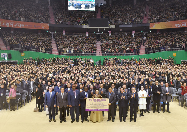 제20회 새생명 사랑의 콘서트에 참석한 국제위러브유운동본부 장길자 회장(가운데)과 실베스트르 쿠아시 빌레 주한 코트디부아르 대사, 캄라 링나손 라오국가건설전선 부의장, 티엥 부파 주한 라오스 대사, 조레티 다쿠와콰 주한 피지 부대사 등 내빈들과 위러브유 임원들이 지원내용이 담긴 POP를 들고 기념촬영을 하고 있다. (사진제공=하나님의 교회)