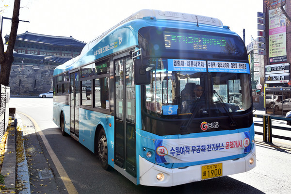 수원시가 수원여객운수와 협약을 맺고 12월 현재 36대의 전기버스가 5번과 98번에 배차돼 수원시내를 달리고 있으며, 추후 1000대 전기버스를 도입할 예정이다. (사진제공=수원시청)