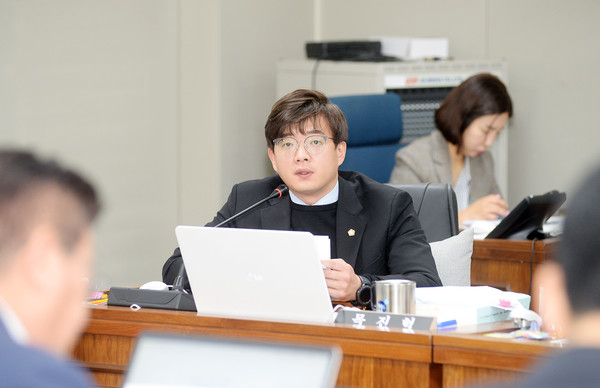 파주시의회 목진혁 의원이 발의하고, 소속 의원 14명 전원 찬성으로 2021년 경기도 종합체육대회 파주시 유치를 촉구하는 결의안을 발표했다. (사진제공=파주시의회)