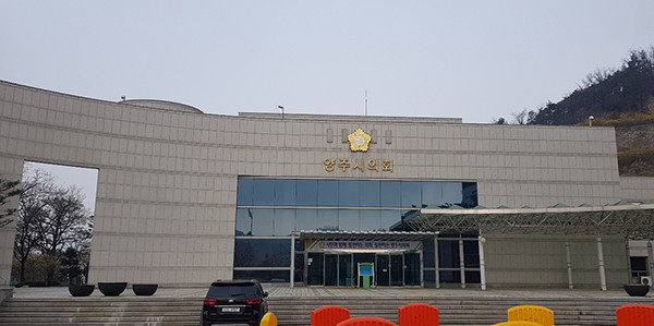 양주시의회는 2일 제312회 정례회 제1차 본회의를 열어 ‘용산구 마을형 치매전담 노인요양시설 (가칭)치매안심마을 건립 전면 반대 결의안’을 만장일치로 채택했다. (사진제공=양주시의회)