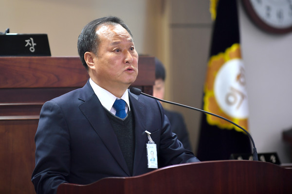 정동균 양평군수는 지난 2일 군의회 대회의실에서 열린 제265회 2차 정례회 시정연설에서 "2030년까지 장기적인 비전과 핵심가치를 담은 ‘미래비전 7TH 양평’을 초석으로 양평만의 특성을 살린 구체적이고 내실 있는 로드맵을 구축하겠다”고 밝혔다. (사진제공=양평군청)