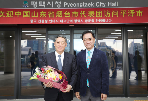 평택시가 3일 중국 산동성 연태시와 각 분야의 실질적인 교류와 협력 관계 증진을 위한 양해각서를 체결했다. 사진 좌측부터 중국 산동성 연태시 장술평 당서기·정장선 평택시장. (사진제공=평택시청)