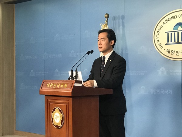 한국당 김영우(포천·가평)국회의원은 4일 오전, 국회에서 기자회견을 연 가운데 내년 4월 총선 불출마 선언을 했다. (사진제공= 김영우 의원 사무실)