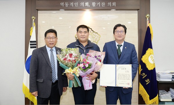 파주시의회는 4일 ‘이달의 칭찬 공무원’에 법원읍 정정희 건설팀장(시설6급)을 선정했다. (사진제공=파주시의회)