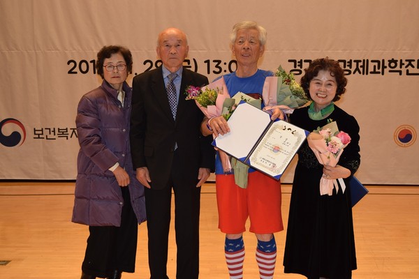 대한노인회 양평군지회는 최근 대한노인회 경기도연합회에서 주관하고 보건복지부와 경기도에서 후원한 2019년 경기도 경로당프로그램 페스티벌에 참가해 1사1경로당 사회공헌후원 유공자상, 회원확대 유공자상, 경로당프로그램경진대회 금상과 인기상을 수상했다고 4일 밝혔다. (사진제공=양평군청)