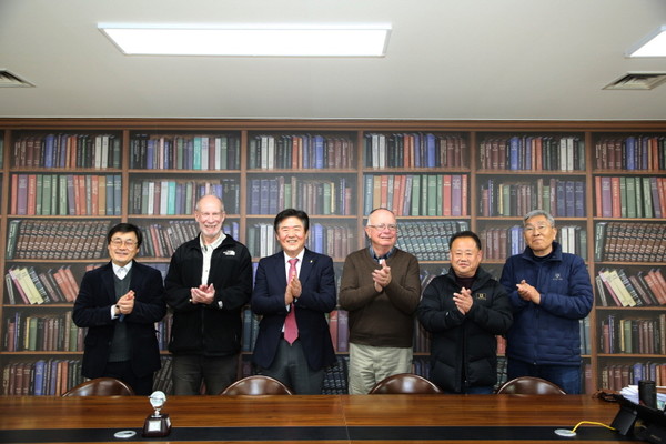 연천군은 지난 3일 국제두루미재단과 민통선 이전에 따른 두루미 보호 대책 마련을 논의했다고 밝혔다. (사진제공=연천군청)