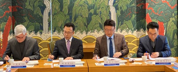 최종원 한강유역환경청장은 지난 3일 기자 간담회를 갖고 고농도 미세먼지 대응 현장실무를 수행하고 미세먼지 계절관리제 중점 홍보를 위해 청내 TF 구성·운영 등 다양한 대책을 실시한다고 밝혔다.(사진=장은기기자)