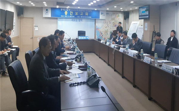 평택시는 지난 2일 시청 재난안전상황실에서 ‘통복천 및 배다리저수지 수질개선 연구용역 중간보고회’를 개최했다. (사진제공=평택시청)