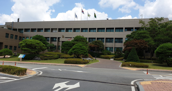 파주시는 의정부지방법원 행정1부가 지난 3일 A사가 시를 상대로 제기한 ‘사업시행자 지정 취소 처분 취소’ 행정소송에서 기각 결정을 내렸다. 사진은 파주시청 전경. (사진=중앙신문DB)