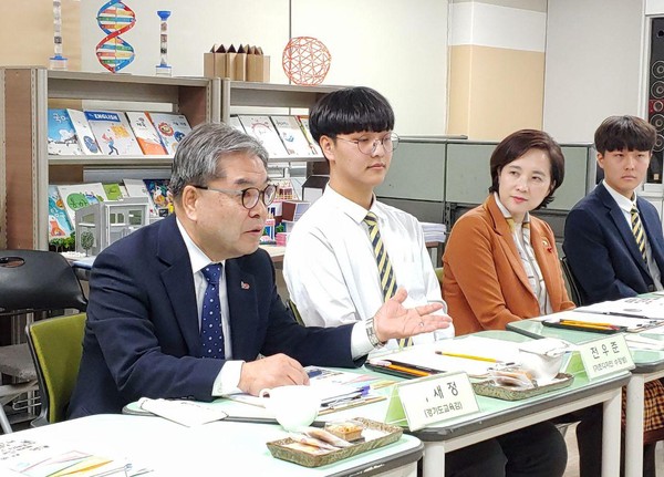 4일 이재정 도교육감은  유은혜 사회부총리 겸 교육부 장관과 고교 교육과정 정상화 논의를 위해 부천 부명고등학교를 방문해 간담회에 참석하고 있다. (사진제공=경기도교육청)