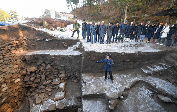 오산시는 문화재청의 허가를 받아  사적 제140호 오산 독산성과 세마대지에서 학술발굴조사에 대한 성과와 출토유물을 일반인에게 공개하는 현장설명회를 하고있다.(사진설명=오산시청)