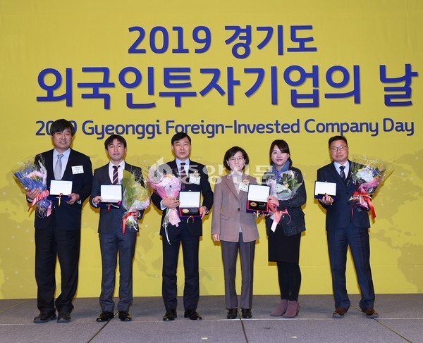 이화순 행정2부지사가 5일 오전 수원 라마다프라자호텔에서 열린 ‘2019 경기도 외국인투자기업의 날’ 행사에 참석해 사회공헌 우수 기업인들과 기념사진을 촬영하고 있다. (사진제공=경기도청)