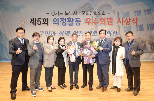 파주시의회 박대성·조인연 의원이 ‘제5회 경기북부 시·군의회 우수의원 시상식’에서 그 동안의 의정활동을 인정받아 우수의원에 선정됐다. (사진 왼쪽 5번째 박대성 의원, 6번째 조인연 의원) (사진제공=파주시의회)