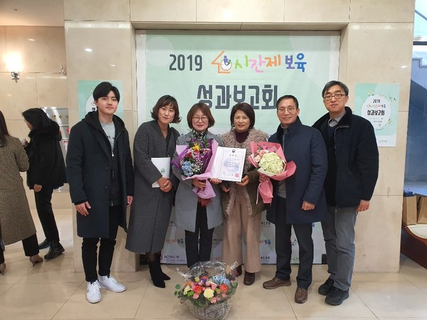 오산시는 5일 서울 동자아트홀에서 전국 지방자치단체 중 유일하게 우수기관에 선정돼 보건복지부장관 기관표창 수상을 기념하고 있다.(사진제공=오산시청)