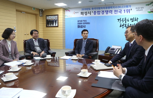 화성시가 국제인증  심사를 받고, 전 항목에서 평균 3단계 이상의 레벨을 받아 인증 획득이 유력해졌다는 대화를 나누고 있다.(사진제공=화성시청)
