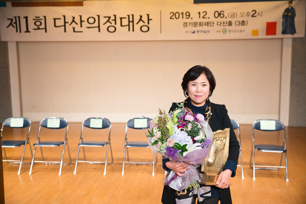 화성시 박연숙시의원이 경기문화재단 다산홀에서 열린 ‘제1회 다산의정대상’시상식에서 기초정치부문 대상을 수상을 기념하고 있다.(사진제공=화성시의회)