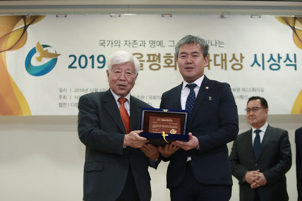 화성시의회 엄정룡 의원이 6일 국회의원회관에서 열린 ‘2019년 서울평화문화대상’시상식에서 자치의정 부문 대상 수상을 기념하고 있다.(사진제공=화성시의회)