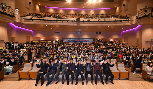 오산시는 오산문화예술회관에서 열린 학생1인1체육 줄넘기 발표회를 성공적 개최를 기념하고 있다.(사진제공=오산시청)