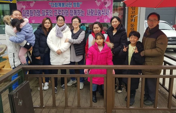 경기 파주 다함께 봉사단은 지난 7일 다문화 가정 및 외국인 근로자 100여 명을 초청, 연말 훈훈한 온정을 베풀었다. (신민하 회장 맨 우측)
