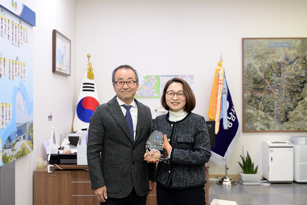 지난 6일 독립운동가 33인에 대한 웹툰을 제작, 독립운동의 역사를 대중화하는데 기여한 사단법인 대한민국임시정부 기념사업회 상임이사(현경택)과 은수미 성남시장(우)에게 감사패를 전달하고 기념촬영을 하고 있다. (사진제공=성남시청)