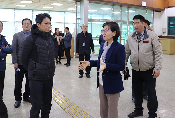이화순 경기도 행정2부지사가 지난 6일 평택항 국제여객터미널을 방문해 주요 현안을 점검하고 있다. (사진제공=경기도청)