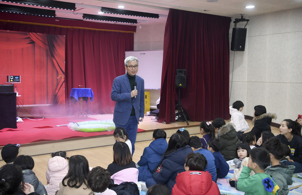 꿈두레 도서관에서  ‘2019년 오산시 시민 북페스티벌’ 행사를 기념하고 있다.(사진제공=오산시청)