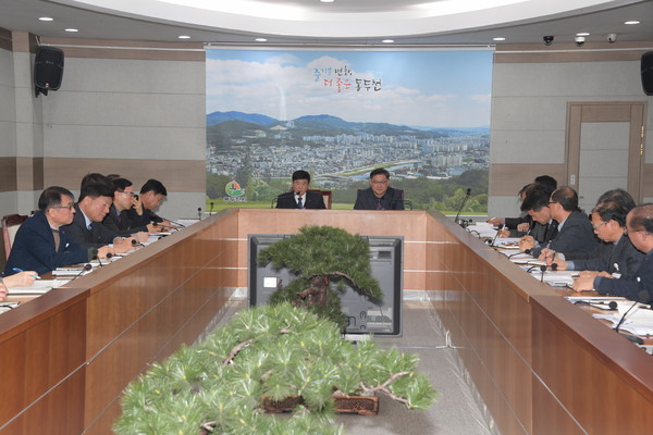 동두천시는 지난 9일 시청 상황실에서 최용덕 시장을 비롯해 부시장, 국·단장, 담당관, 부서장 등 30여 명이 참석한 가운데 공약사항 28건 및 현안사업 30건에 대한 추진상황 보고회를 개최했다. (사진제공=동두천시)