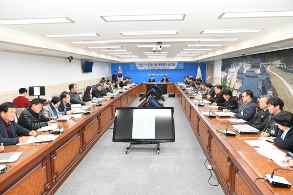 양주시는 지난 6일 시청 상황실에서 ‘민선7기 공약사업 추진상황 자체평가 보고회’를 개최하고 시민과의 약속 이행상황을 점검했다. (사진제공=양주시청)