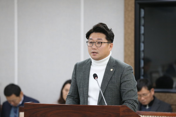 수원시의회 이희승(더불어민주당, 영통2·3,태장동) 의원이 대표 발의한 ‘수원시 사회복지사 등의 처우 및 지위향상에 관한 조례 일부개정조례안’이 9일 문화복지위원회서 원안 가결됐다. (사진제공=수원시의회)