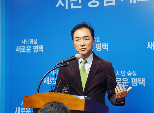 정장선 평택시장이 9일 언론브리핑에서 어린이 보호구역 내 안전대책 강화를 선제적 실시한다고 발표하고 있다. (사진제공=평택시청)