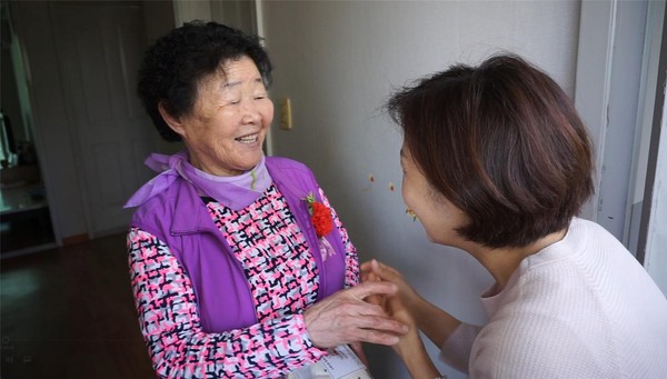 성남시는 2020년부터 5개 사업으로 분산됐던 노인돌봄서비스를 1개의 사업으로 통합해 제공하는 ‘노인맞춤돌봄서비스’를 시행한다. (사진제공=성남시청)
