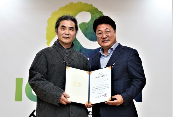 김성태 도예가는 이천시 사음동 ‘송월요’ 에서 전통도자기의 역사를 3대째 이어오고 있으며, 부친인 이천시도자기명장 김종호 명장의 대를 이어 2대를 잇는 이천시도자기명장의 주인공이 되는 영광을 안았다. (사진제공=이천시청)