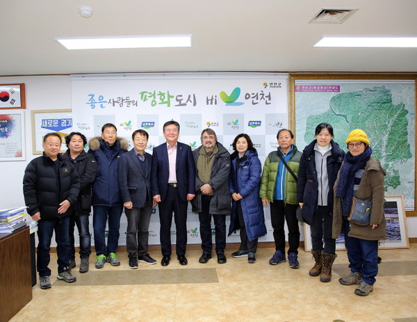 연천군은 연천임진강 유네스코 생물권보전지역의 효율적인 보전과 관리를 위한 간담회를 지난 9일 카이 프로벨(Kai Frobel) 독일 자연보호연맹 총책임자와 함께 군수실에서 가졌다. (사진제공=연천군청)