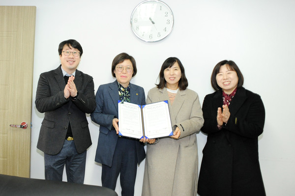 오산여성새로일하기센터와 대한주택관리사협회 경기도지회가 2020년 공동주택사무원 양성과정을 위한 현장훈련 운영 업무 협약식을 기념하고 있다.(사진제공=오산시청)