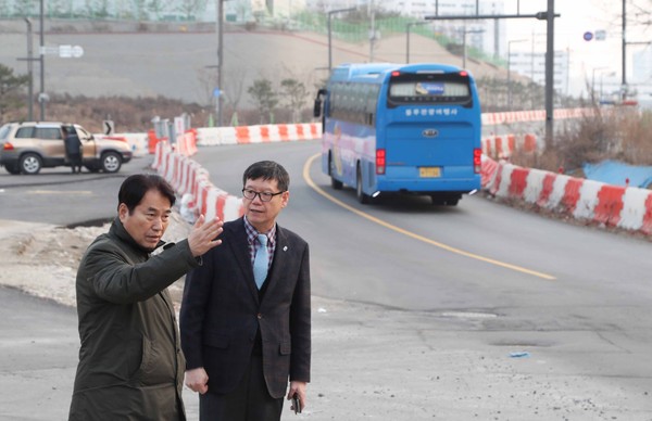 9일 동탄방향 우회로 현장점검을 하고있는 백군기 시장. (사진제공=용인시청)