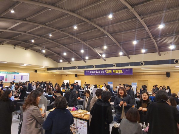 고양시는 지난 9~10일 2일간 동양인재개발원에서 유, 초, 중, 고, 특수학교 교직원, 학부모, 마을강사, 진로체험처 기관 등 1000여 명이 참석한 가운데 ‘고양 교육의 미래 어디까지 생각해봤니?’라는 캐치프레이즈를 내걸고 ‘2019 고양 혁신교육 컨퍼런스’를 가졌다.  (사진제공=고양시청)