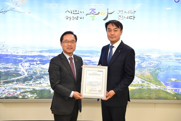 하남시는 ‘2019 한국지방자치경쟁력지수 평가’ 경영성과 부문에서 전국 시 단위 지자체 중 2위 지자체로 선정됐다고 11일 밝혔다. (사진제공=하남시청)