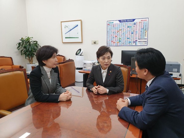 더불어민주당 수원(을) 백혜련 국회의원과 수원(병) 김영진 국회의원은 지난 10일 국회에서 김현미 국토교통부 장관과 면담을 진행, 타당성 조사 진행 과정을 점검하고 연내 조사가 마무리될 수 있도록 머리를 맞댔다. (사진제공=백혜련 국회의원실)