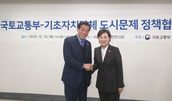 윤화섭 안산시장은 11일 열린 ‘제1회 국토교통부-기초지자체 도시문제 정책협의회’에 참석해 김현미 국토부장관에게 광역교통 및 도시문제 등 안산시 현안 과제에 대한 정책 건의를 했다. (사진제공=안산시청)